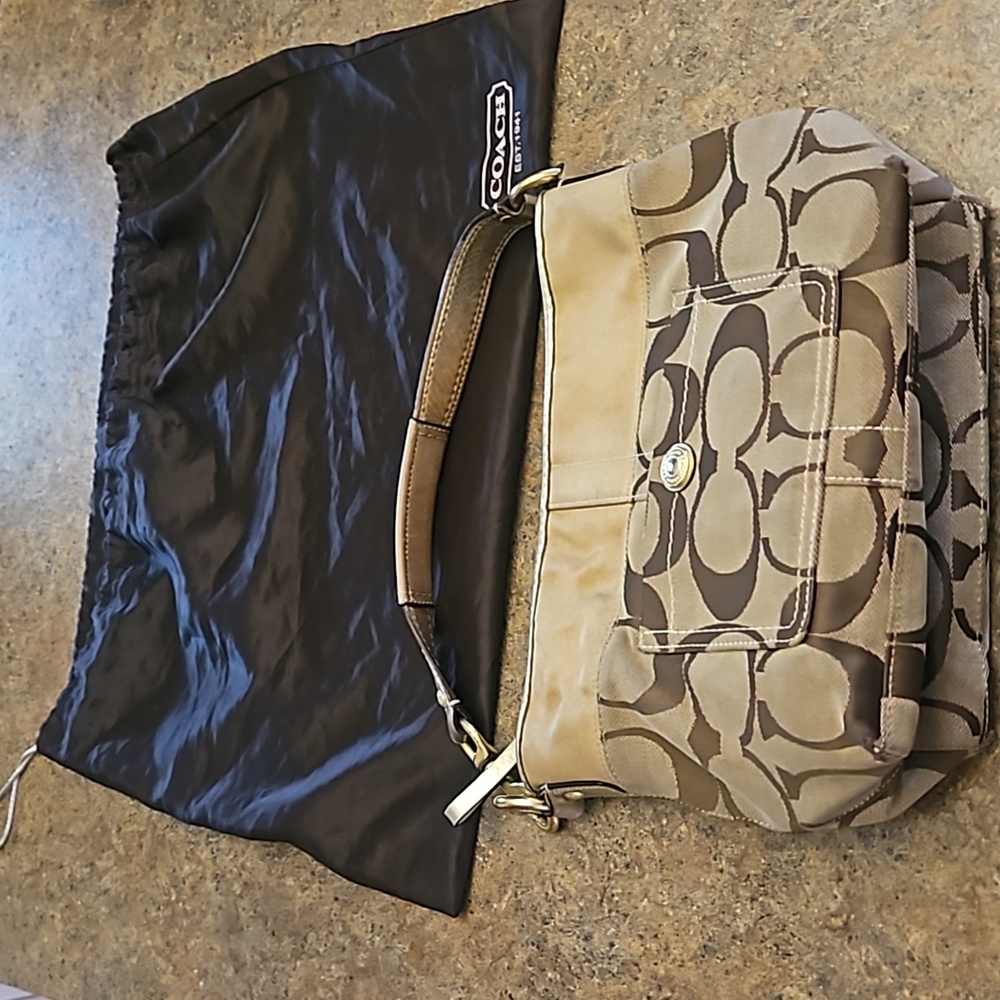 AUTHENTIC COACH HAND BAG!